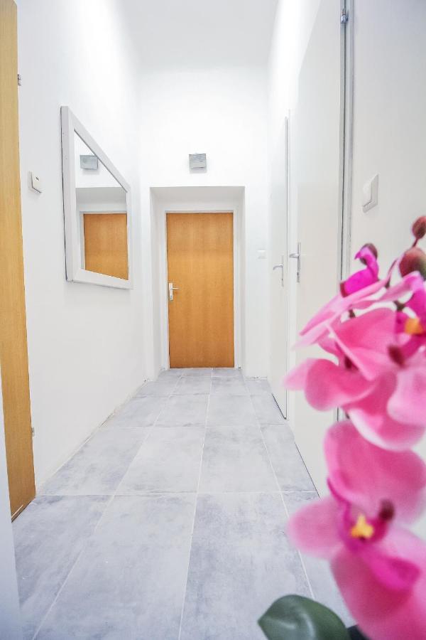Comfort Quad Room Hn Vienna Exterior photo