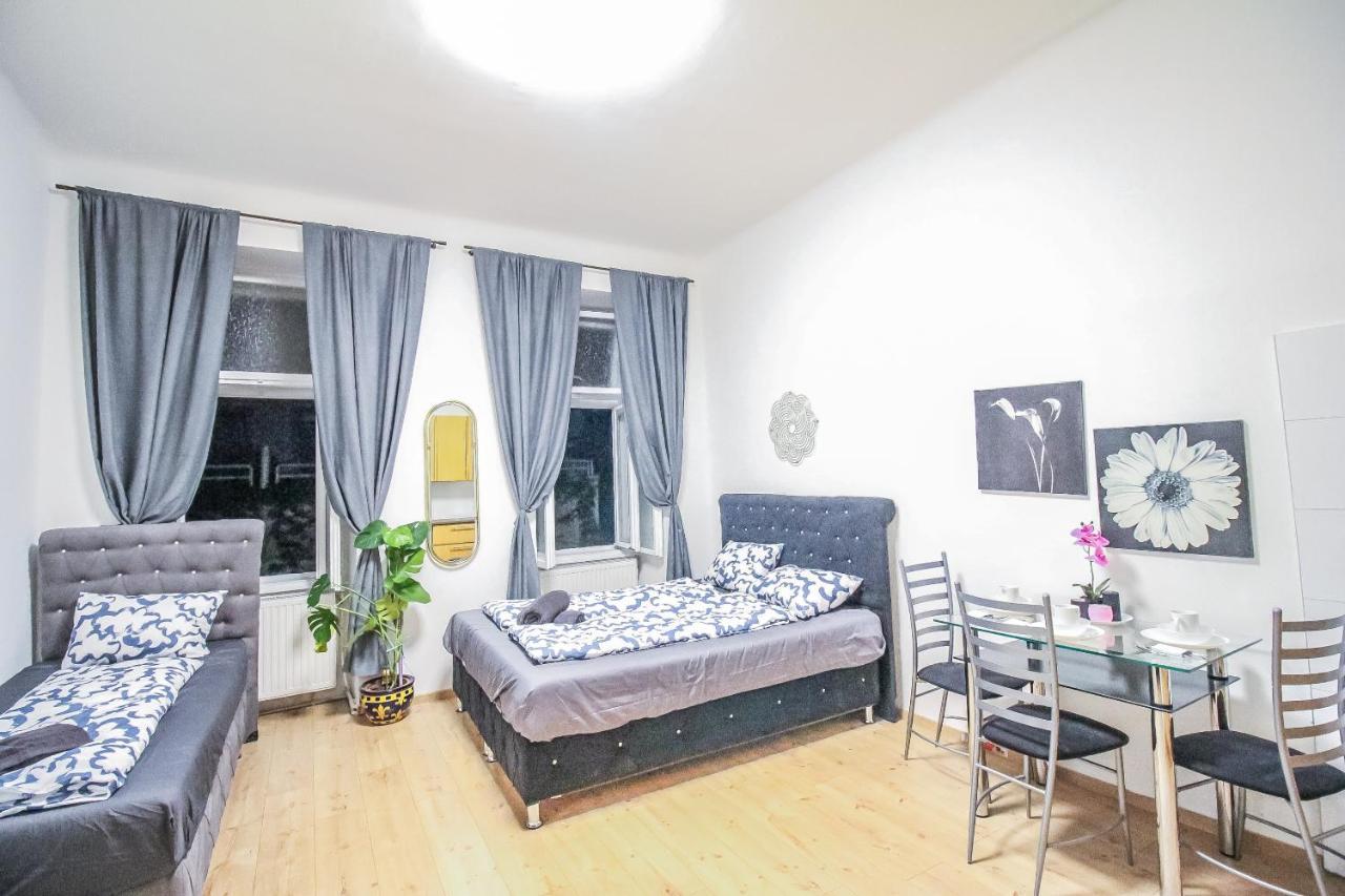 Comfort Quad Room Hn Vienna Exterior photo